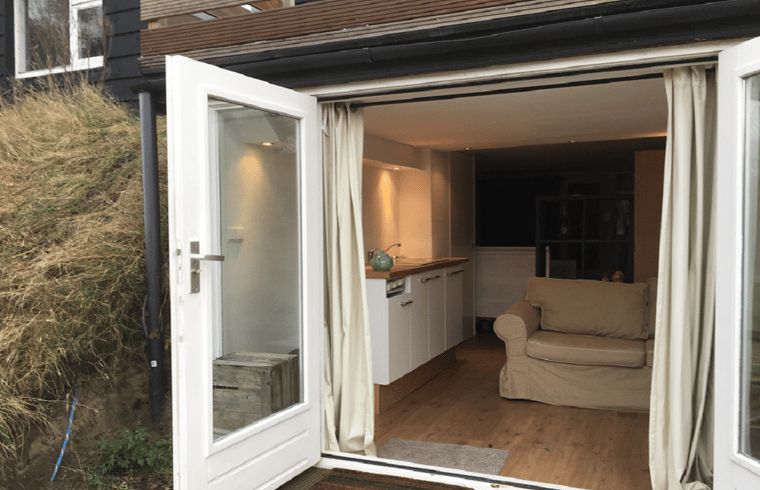 Open deuren naar terras in Vakantiehuis in Ouddorp, Goeree-Overflakkee, Zuid-Holland.