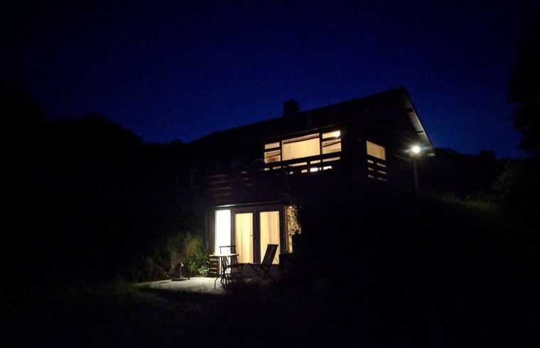 Vakantiehuis in Ouddorp verlicht in de nacht, Goeree-Overflakkee, Zuid-Holland.