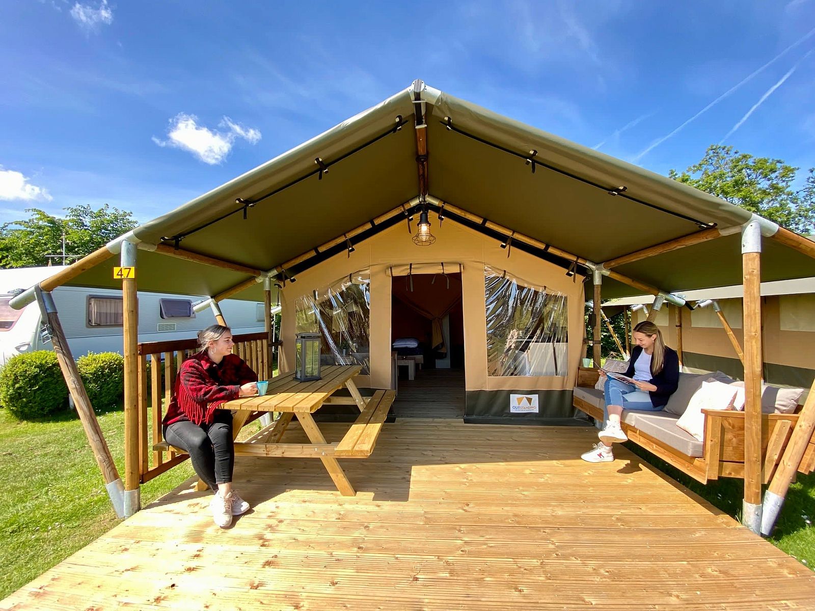 Geniessen Sie die sonnige Terrasse des Safaritent Zeeduin in Ouddorp, einem luxurioesen Glamping-Erlebnis in Goeree-Overflakkee, Suedholland.