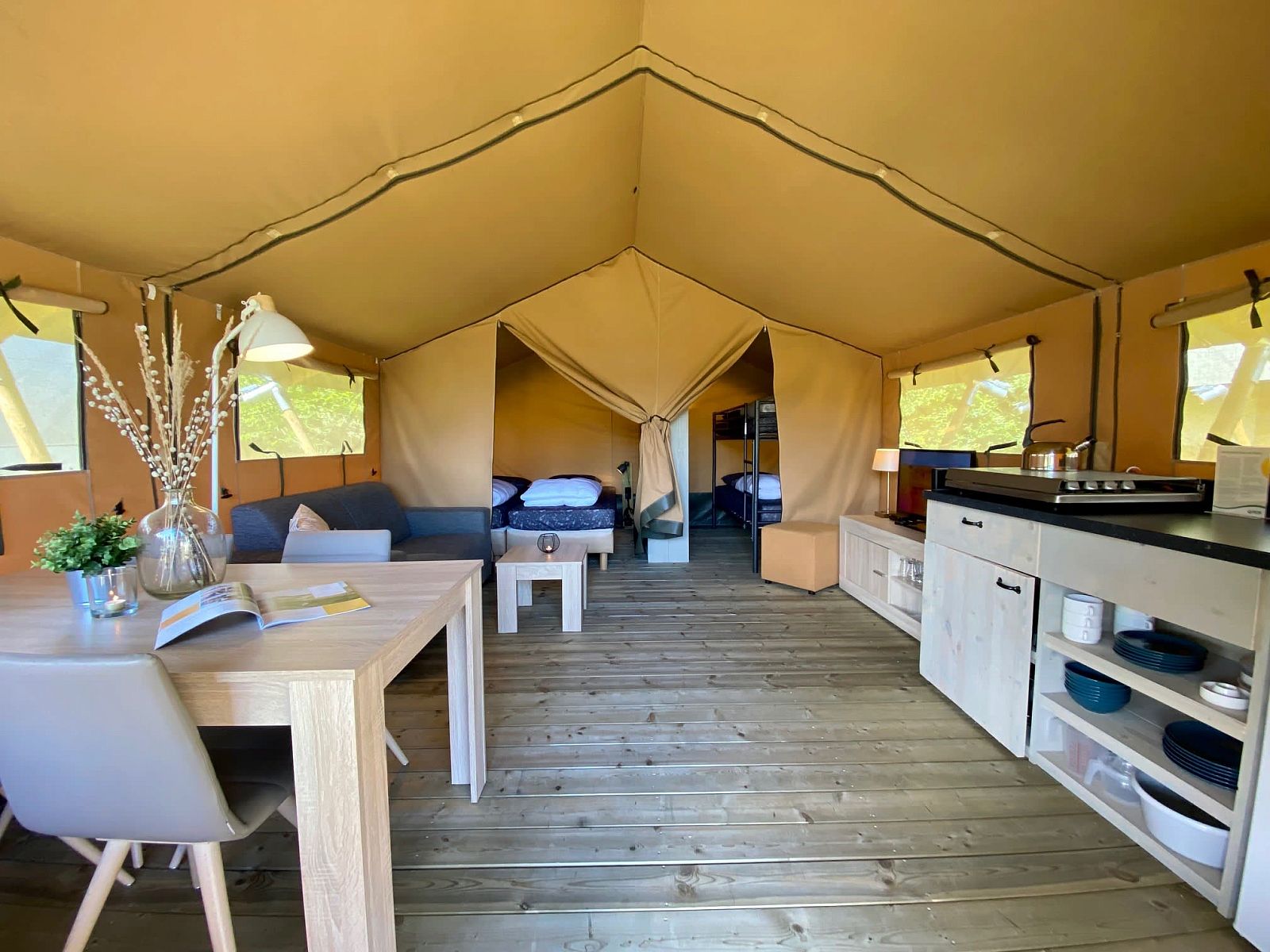Innenbereich des Safarizeltes Zeeduin in Ouddorp, Goeree-Overflakkee. Gemuetliche Glamping-Lodge mit Holzboden und komfortabler Einrichtung.