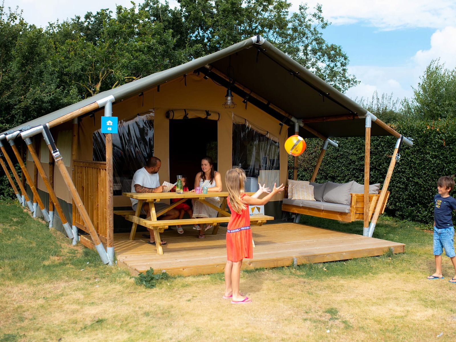Gemuetliches Safari-Zelt Zeeduin in Ouddorp, Suedholland, mit Veranda, ideal fuer ein entspannendes Glamping-Erlebnis auf Goeree-Overflakkee.