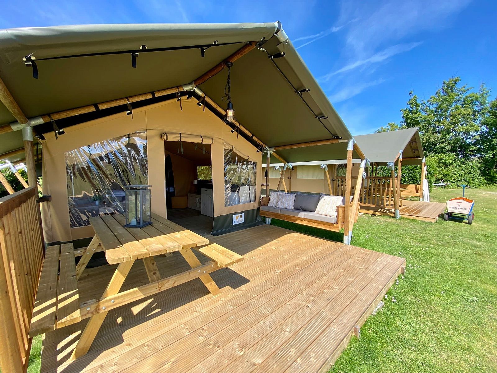 Geniessen Sie die Sonne auf der Veranda des Safaritent Zeeduin in Ouddorp, Goeree-Overflakkee. Luxurioeses Glamping-Erlebnis in Suedholland.
