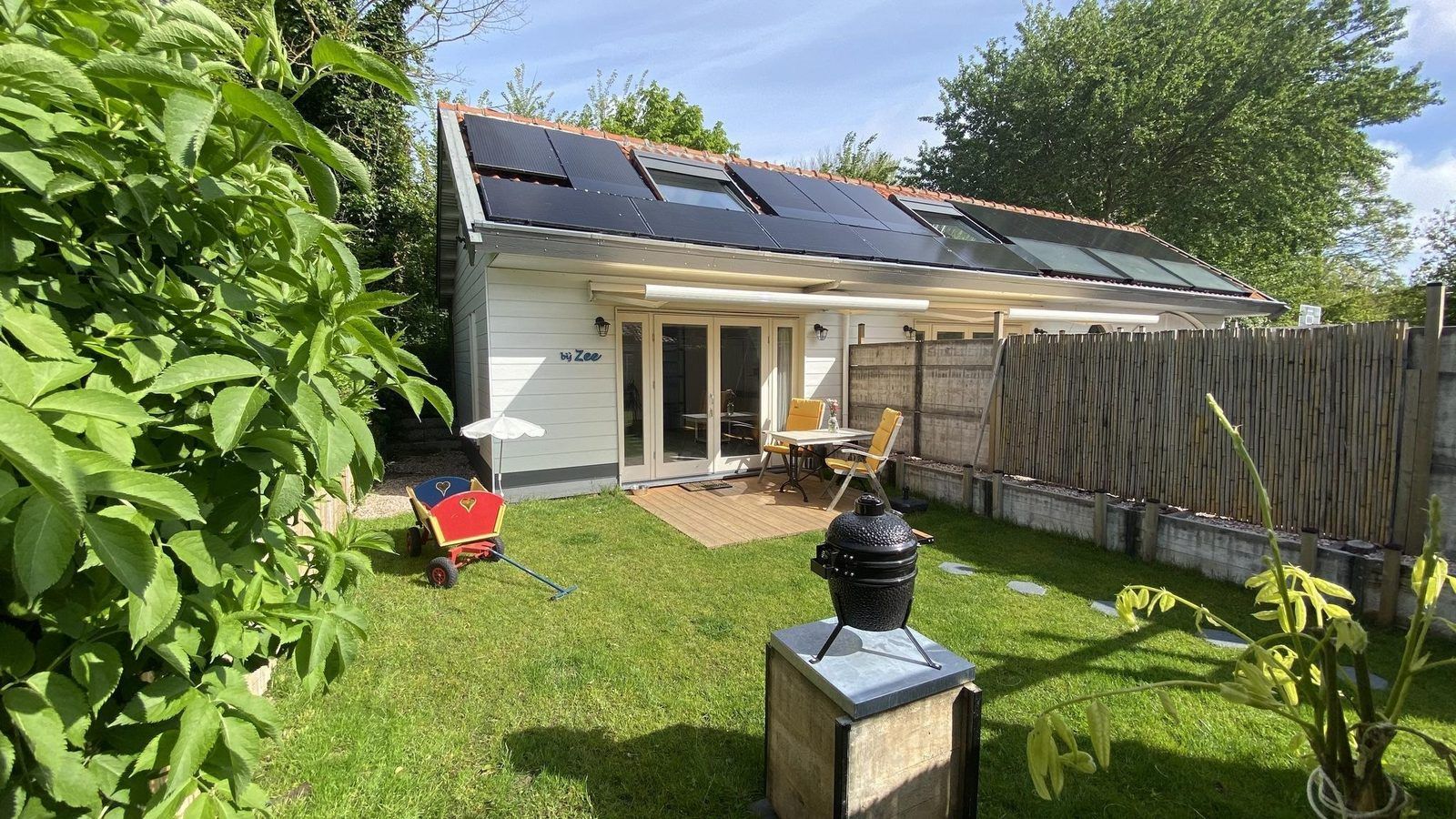 VZ990 Vakantiewoning in Ouddorp met zonnig terras en groene tuin in Goeree-Overflakkee, Zuid-Holland.