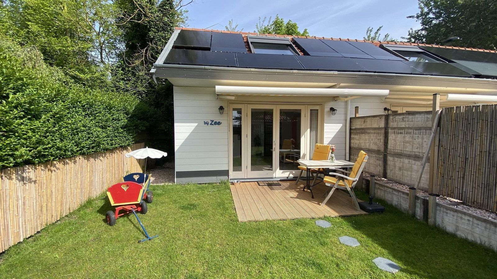 Terras van VZ990 Vakantiewoning in Ouddorp, ideaal voor buitenontbijt in Goeree-Overflakkee, Zuid-Holland.