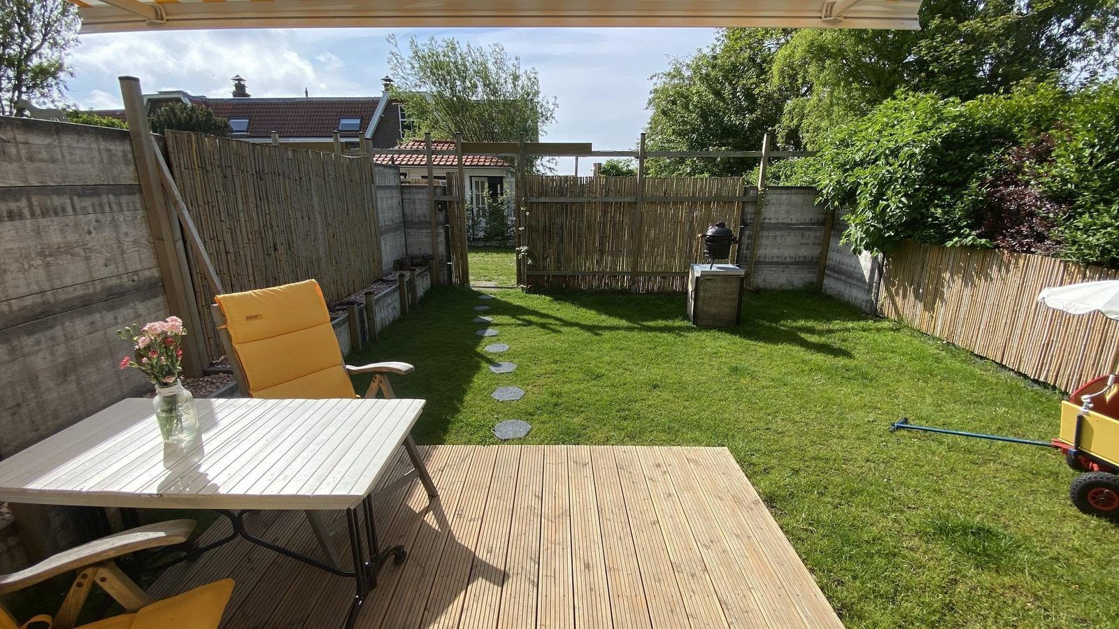 Gezellige tuin van VZ990 Vakantiewoning in Ouddorp, omringd door natuurlijke schoonheid in Zuid-Holland.