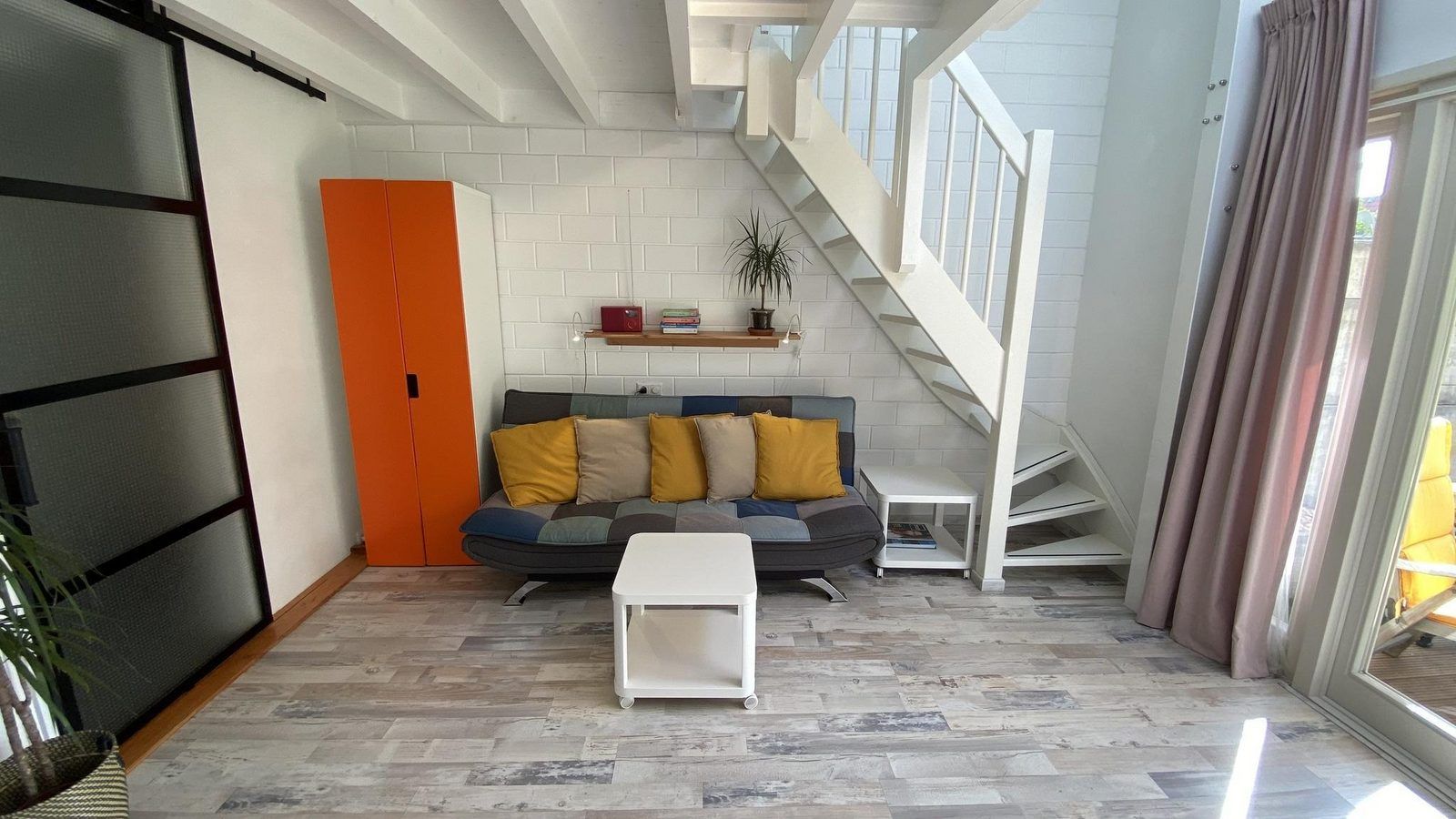 Comfortabele zithoek in VZ990 Vakantiewoning in Ouddorp, ideaal voor ontspanning in Zuid-Holland.