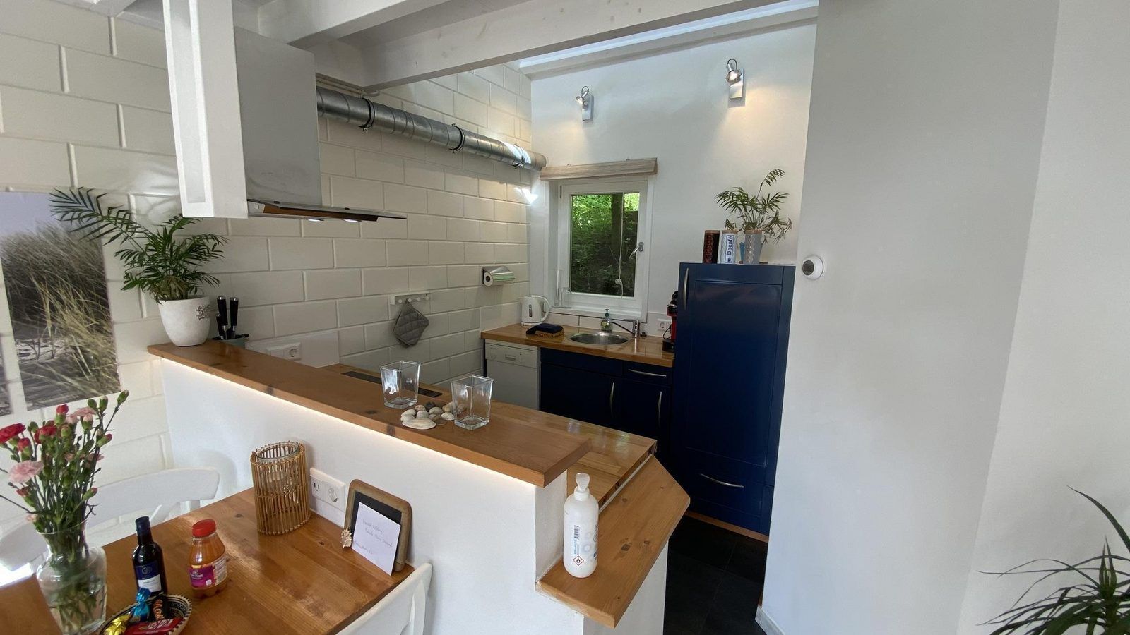 Moderne keuken van VZ990 Vakantiewoning in Ouddorp, volledig uitgerust in Zuid-Holland.