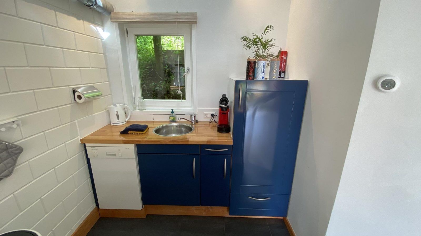 Functionele keuken met houten aanrecht in VZ990 Vakantiewoning in Ouddorp, Goeree-Overflakkee.