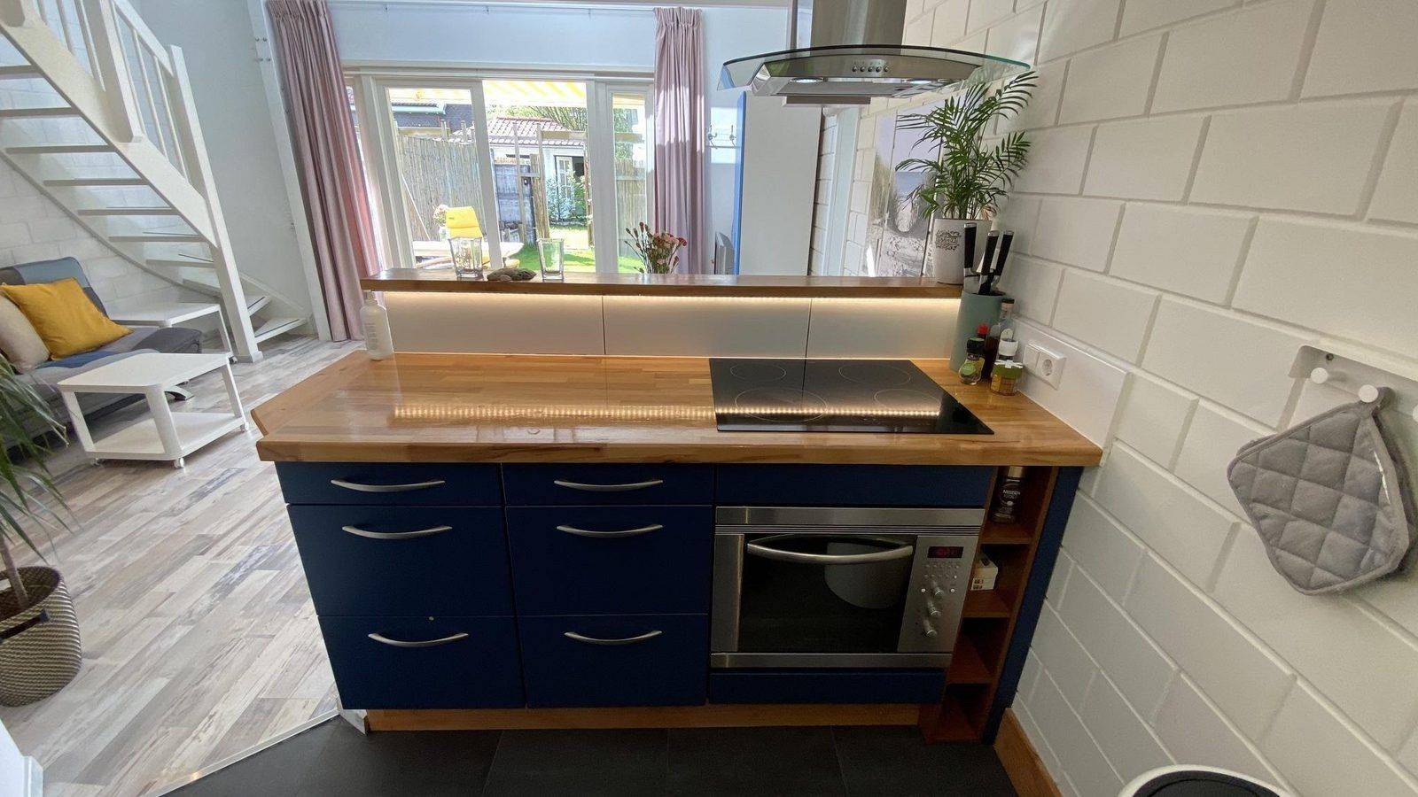 Stijlvol ingerichte keuken in VZ990 Vakantiewoning in Ouddorp met moderne apparatuur in Zuid-Holland.