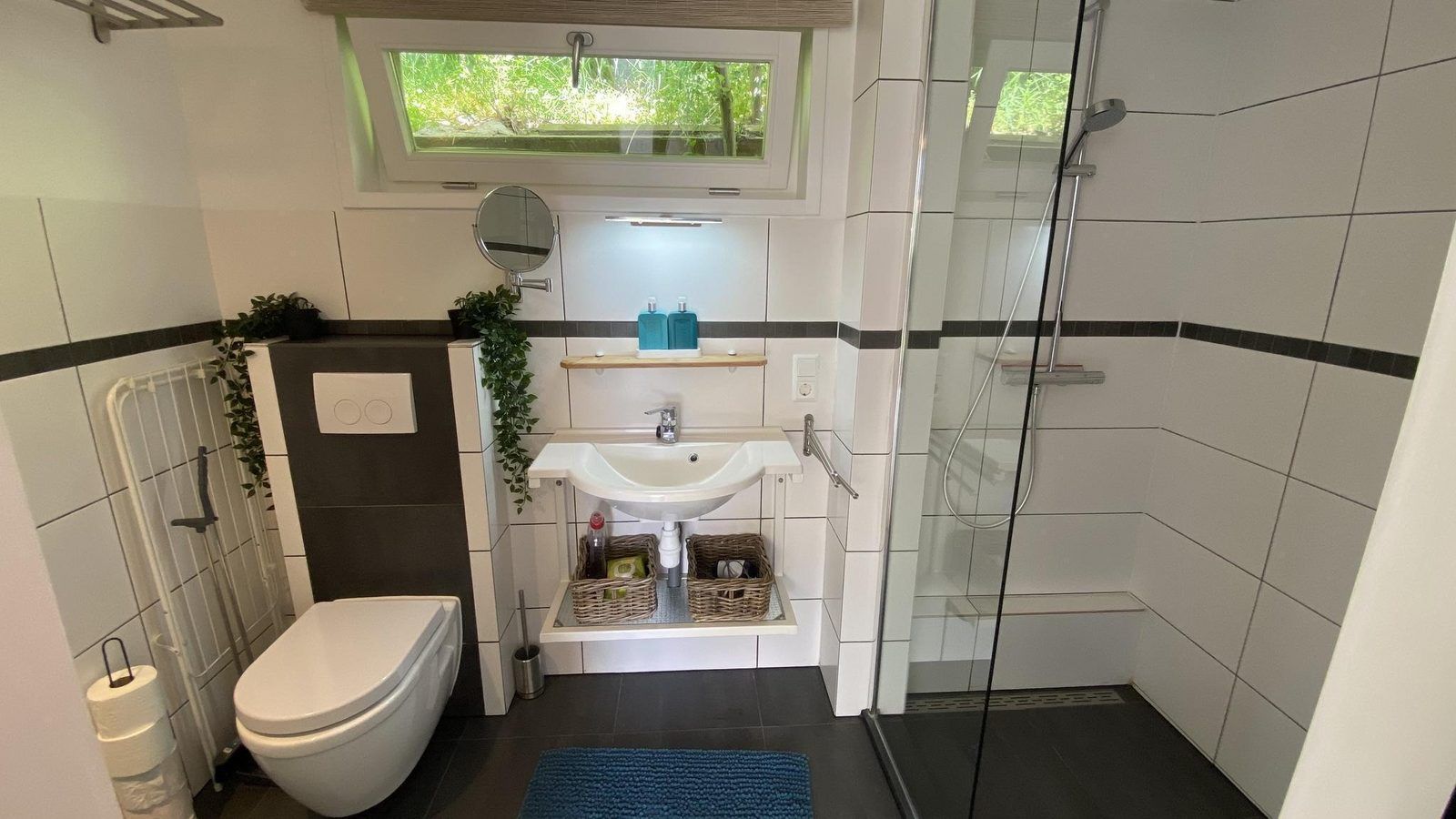 Badkamer van VZ990 Vakantiewoning in Ouddorp met moderne voorzieningen in Goeree-Overflakkee.