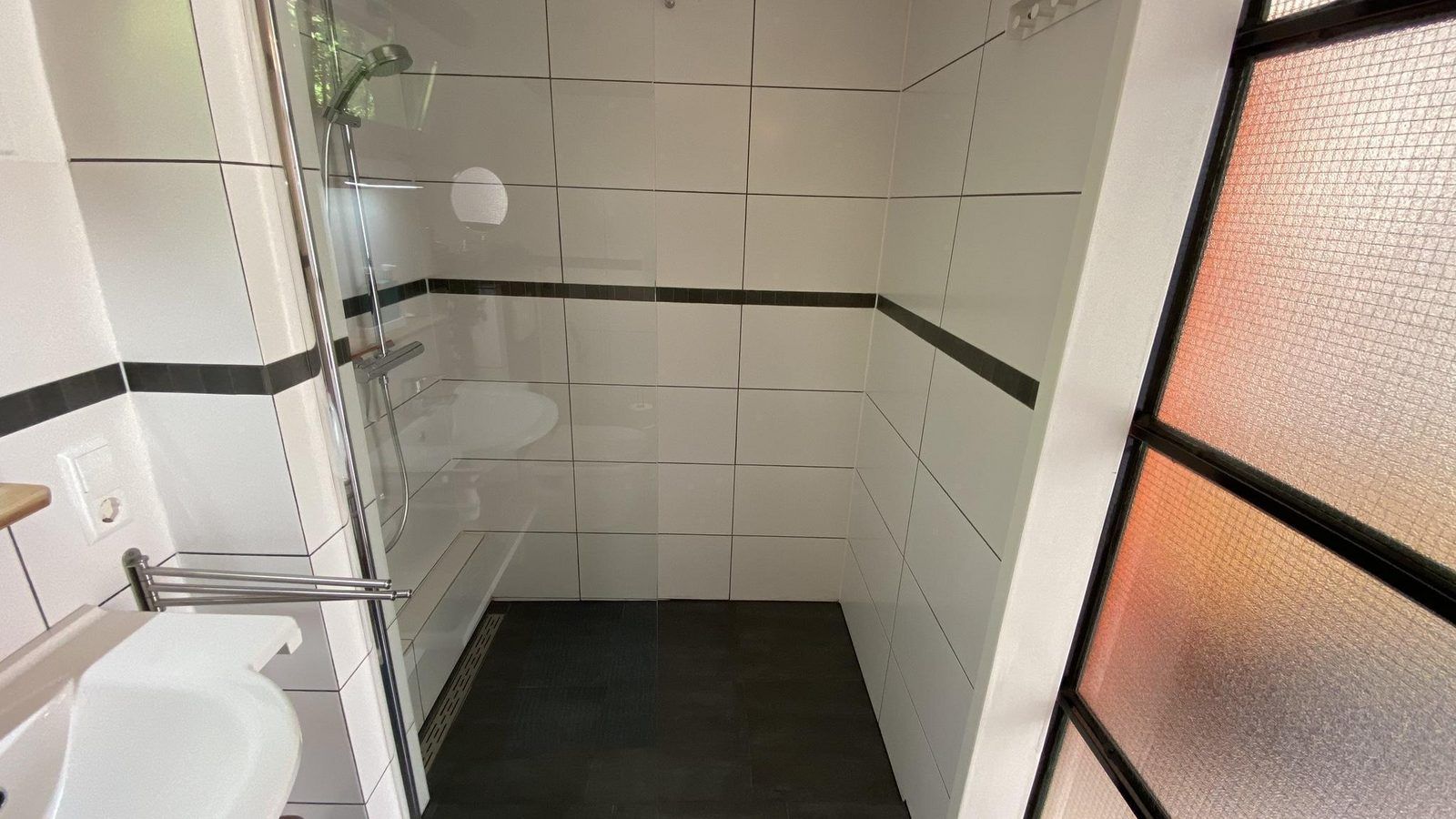 Ruime douche in VZ990 Vakantiewoning in Ouddorp, perfect voor ontspanning in Zuid-Holland.