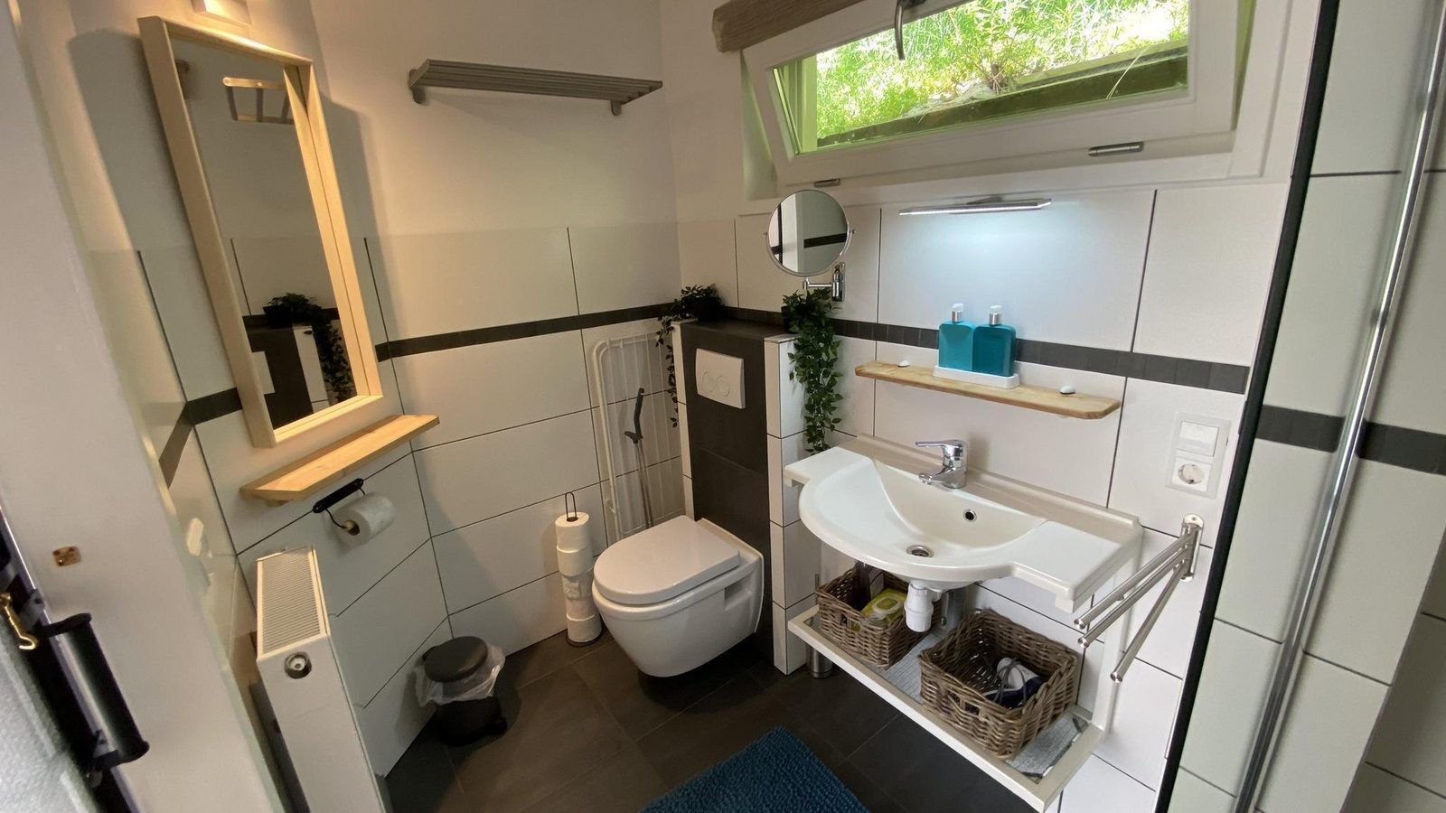 Frisse badkamer met strakke tegels in VZ990 Vakantiewoning in Ouddorp, Goeree-Overflakkee.