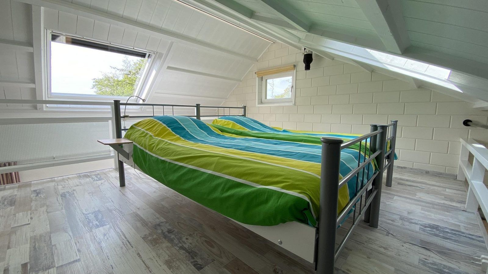 Zolderslaapkamer in VZ990 Vakantiewoning in Ouddorp met veel daglicht in Goeree-Overflakkee.