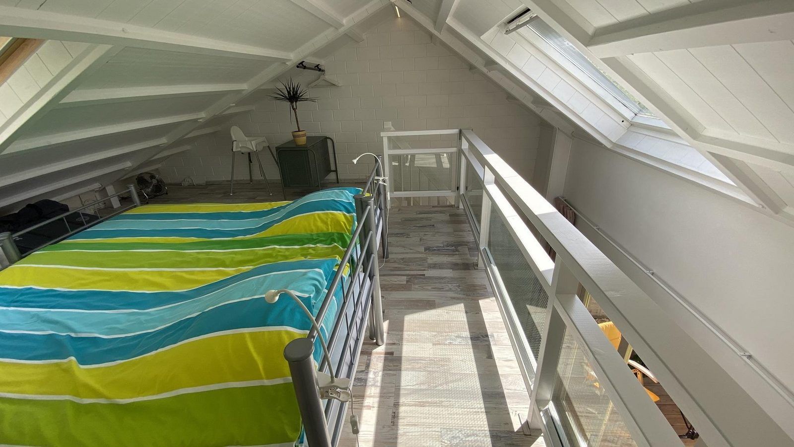 Gezellige zolderruimte in VZ990 Vakantiewoning in Ouddorp, ideaal voor rust in Zuid-Holland.