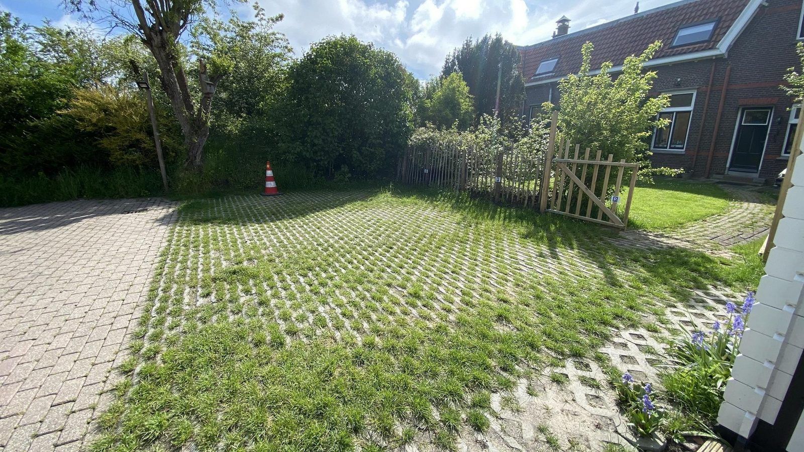 Parkeerruimte bij VZ990 Vakantiewoning in Ouddorp, omgeven door groen in Goeree-Overflakkee.