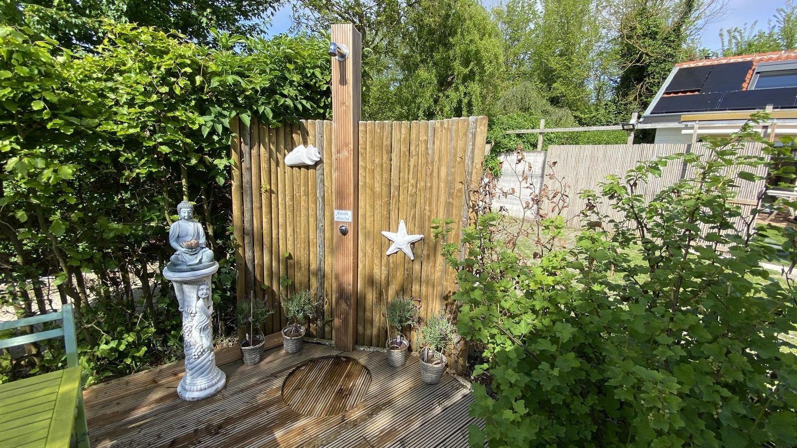 Buitendouche in de tuin van VZ990 Vakantiewoning in Ouddorp, ideaal na een saunabezoek in Zuid-Holland.