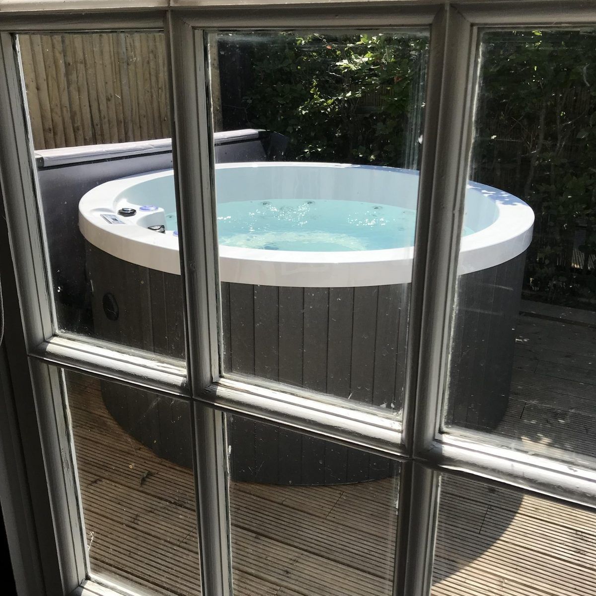 Bubbelbad in de tuin van VZ990 Vakantiewoning in Ouddorp, perfect voor ontspanning in Goeree-Overflakkee.