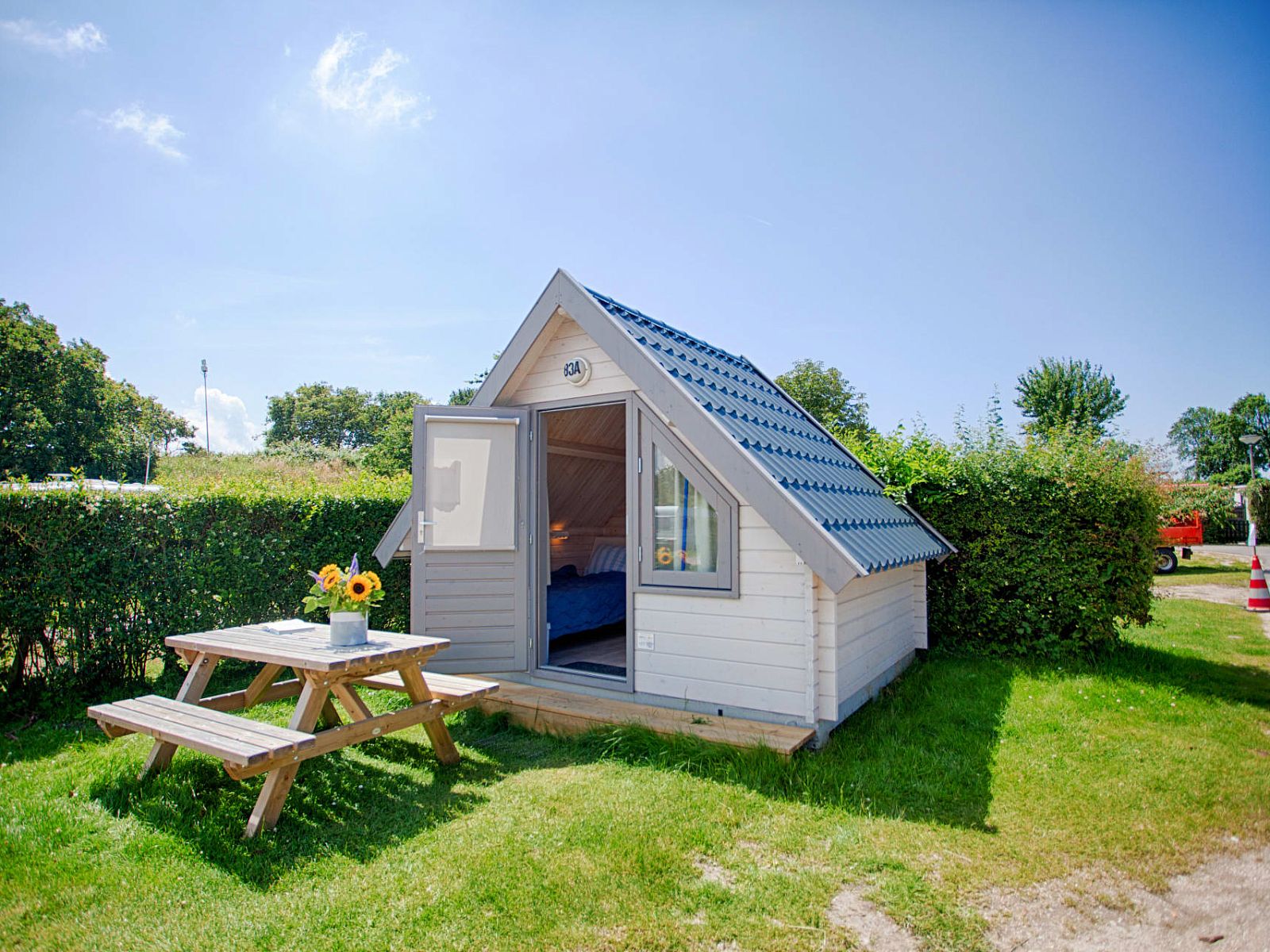 Kampeerhut 't Gorsje in Ouddorp biedt een charmant houten vakantiehuis met zonnig terras op Goeree-Overflakkee.