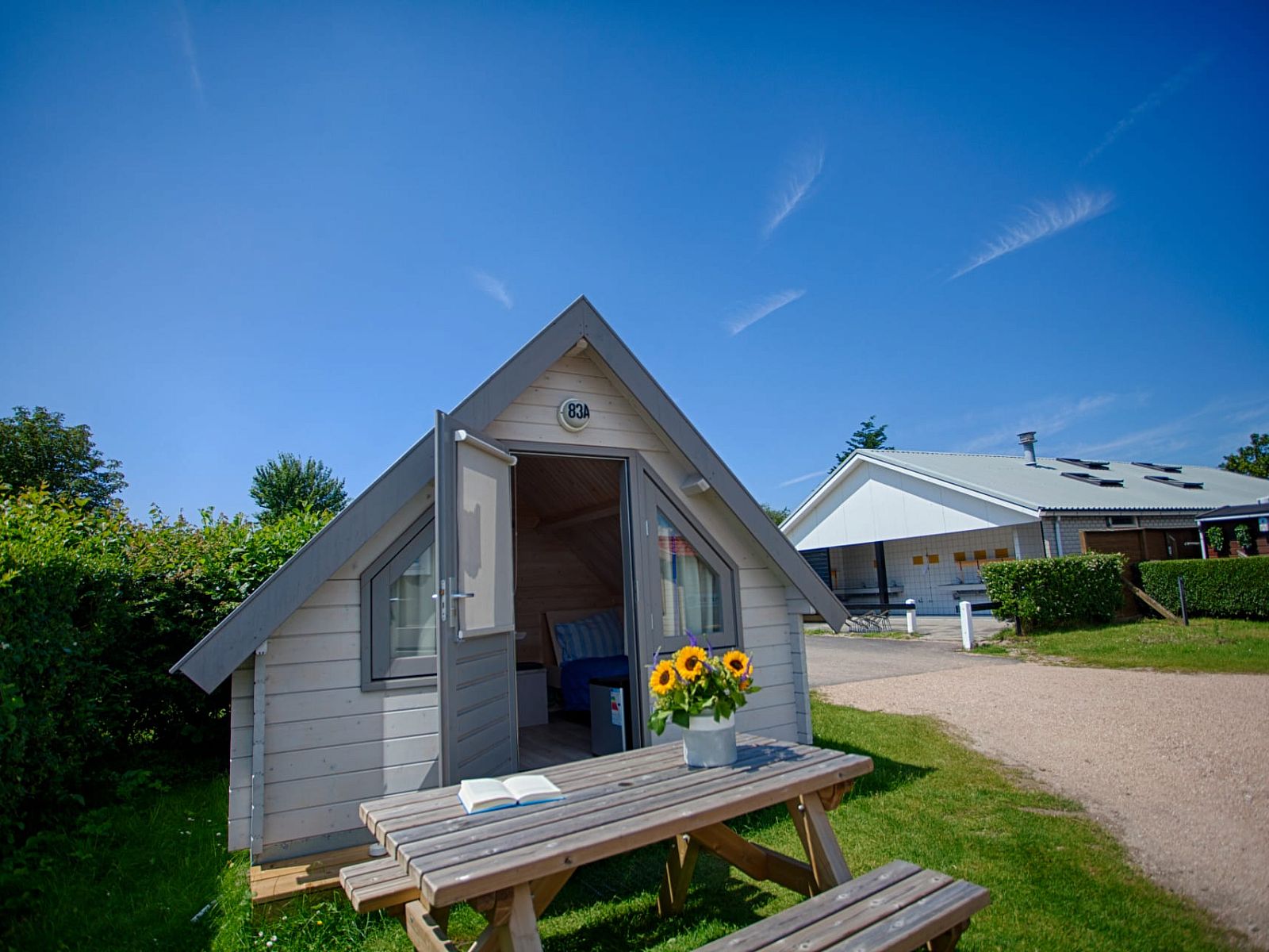 Kampeerhut 't Gorsje in Zuid-Holland met uitnodigend terras, perfect voor een ontspannen vakantie in Ouddorp.