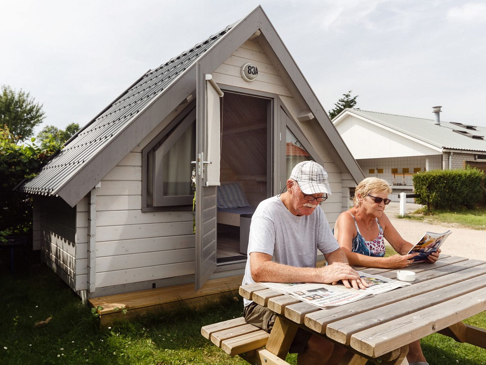 Vakantiegangers ontspannen bij Kampeerhut 't Gorsje, een idyllische plek in het hart van Goeree-Overflakkee.