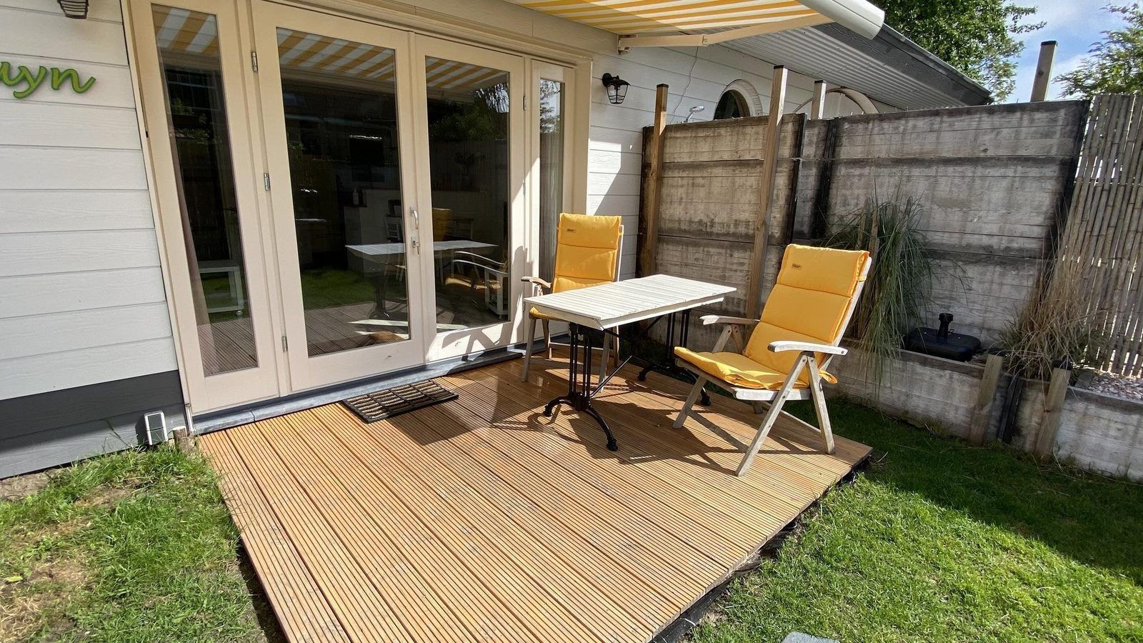 Gemuetliche Sitzecke auf der Terrasse von VZ991 Vakantiewoning in Ouddorp, Suedholland.