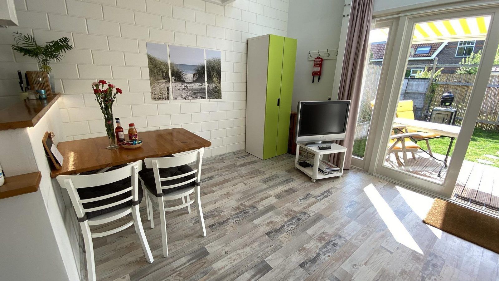 Gemuetliche Essecke im Ferienhaus VZ991 in Ouddorp, mit Blick auf die Terrasse.