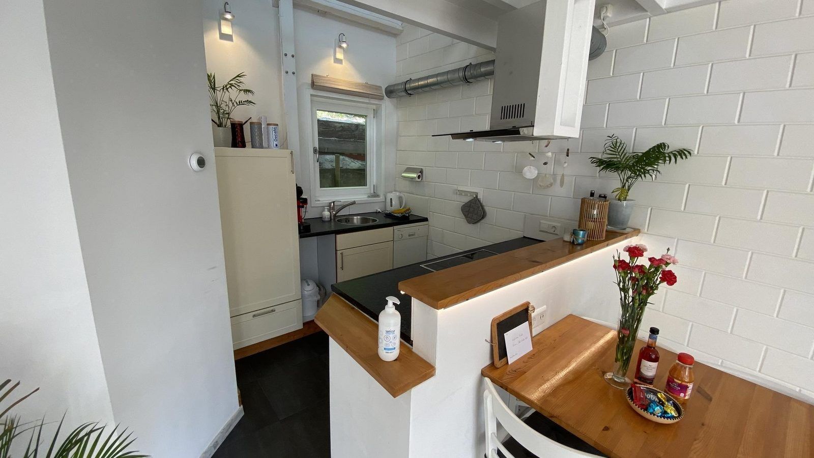 Kompakte Kueche in VZ991 Ferienhaus in Ouddorp, ideal fuer Selbstversorgerferien.