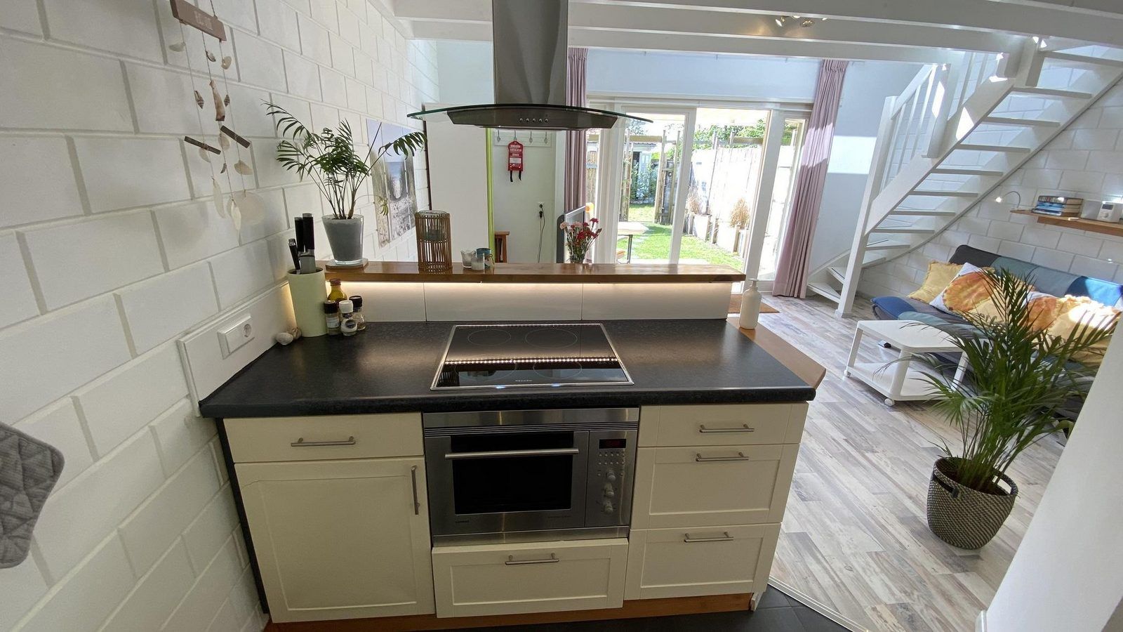 Kueche mit modernen Geraeten in VZ991 Ferienhaus in Ouddorp, Suedholland.