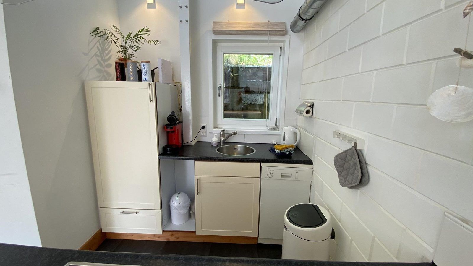 Stilvolle Kuechenzeile im Ferienhaus VZ991 in Ouddorp, mit praktischen Annehmlichkeiten.