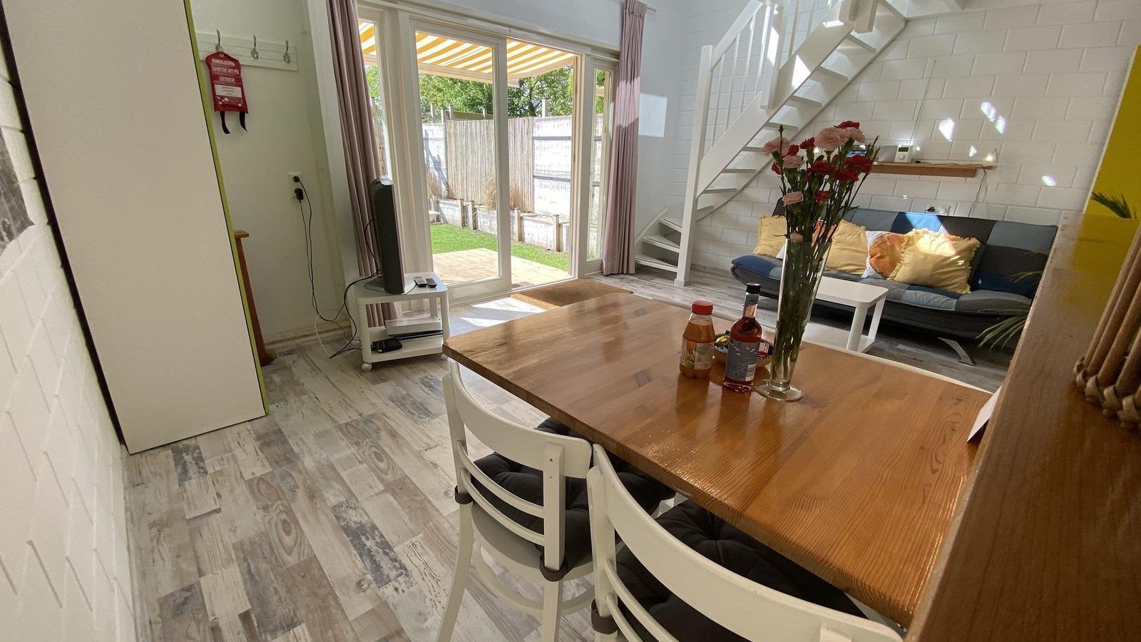 Essecke mit Blick auf den Garten im Ferienhaus VZ991 in Ouddorp, ideal fuer Mahlzeiten.