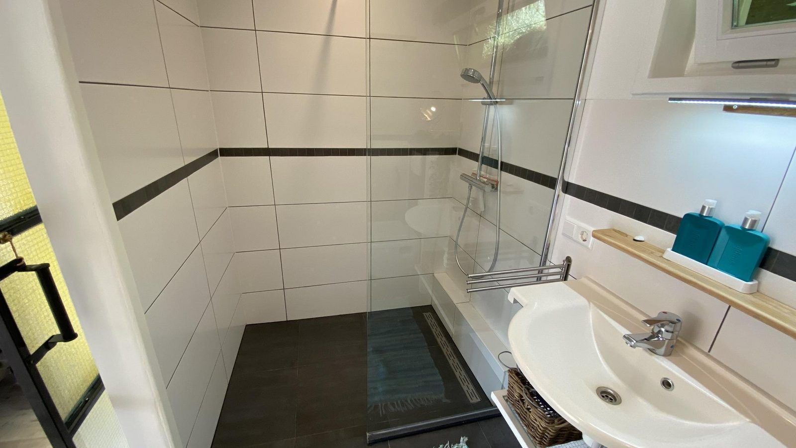 Begehbare Dusche im Badezimmer des Ferienhauses VZ991 in Ouddorp, Goeree-Overflakkee.