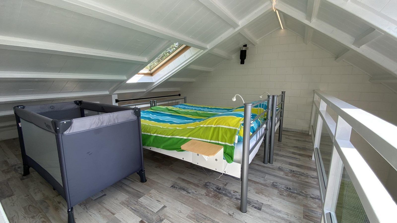 Gemuetliches Schlafzimmer im Dachgeschoss von VZ991 Vakantiewoning in Ouddorp, mit Dachfenster.