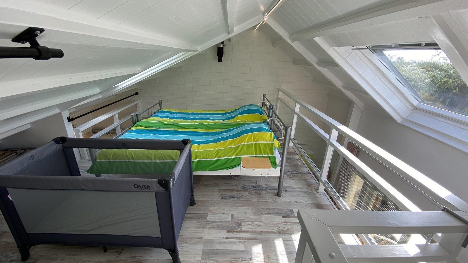 Geraeumiges Schlafzimmer im Dachgeschoss in VZ991 Vakantiewoning in Ouddorp, mit bequemem Bett.