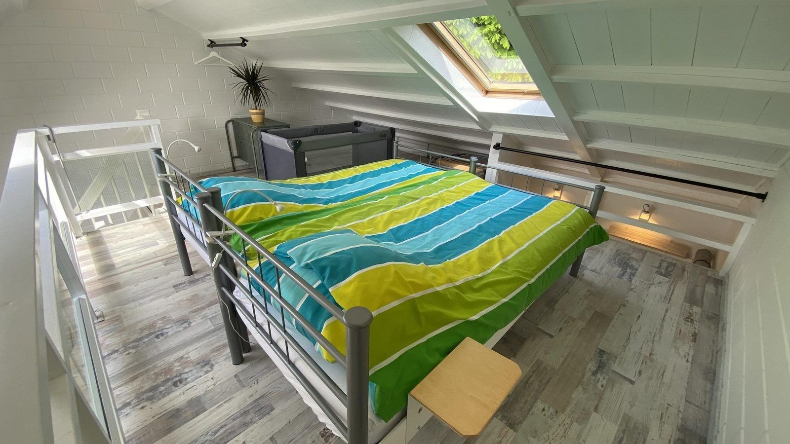 Schlafzimmer mit viel Tageslicht im Ferienhaus VZ991 in Ouddorp, Goeree-Overflakkee.