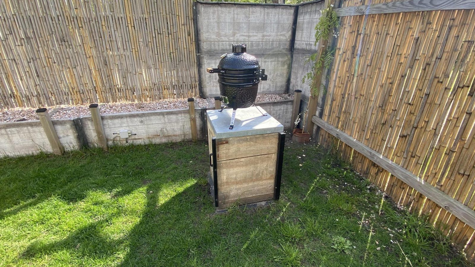 Uebersicht ueber das Ferienhaus VZ991 in Ouddorp, mit Sonnenkollektoren und gruener Umgebung.