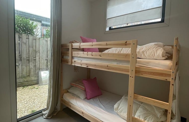 Child-friendly bedroom with bunk beds in House in Ouddorp, vacation accommodation in South Holland.