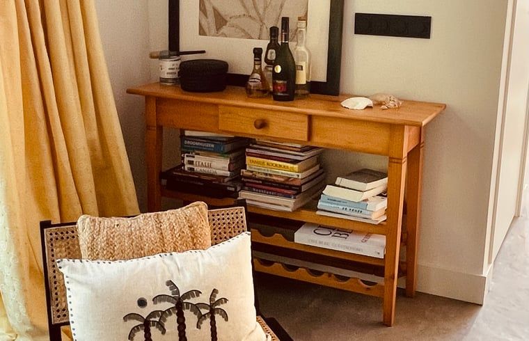 Cozy reading corner in Huisje in Ouddorp, vacation home in Ouddorp, South Holland with books and decoration.