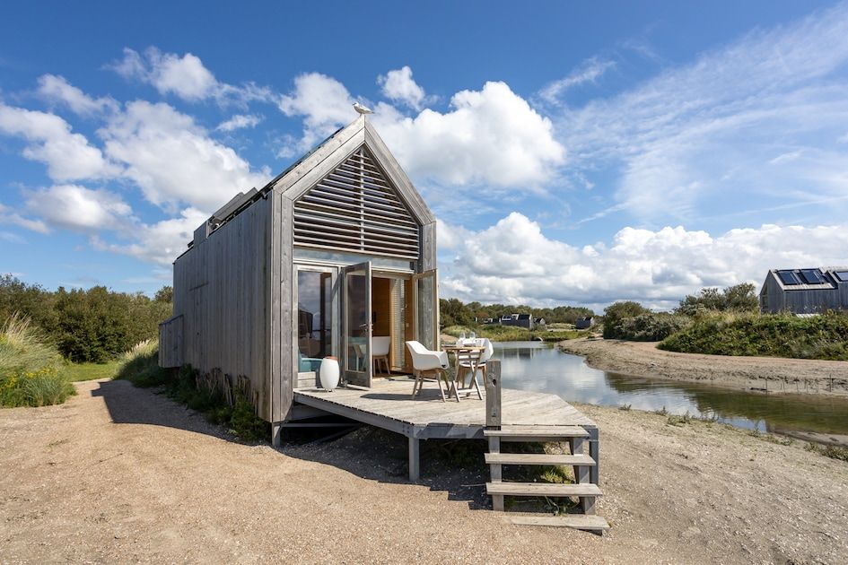 ECO Cottage vakantiehuis in Ouddorp, Zuid-Holland, met terras aan het water en omringd door natuur op Goeree-Overflakkee.