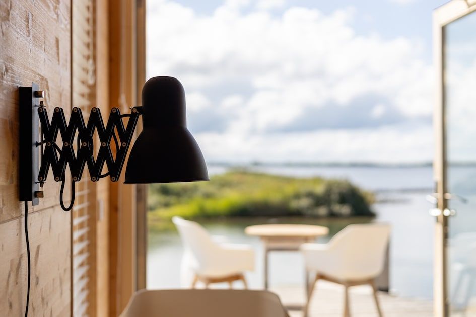 Geniet van het serene uitzicht vanaf de veranda van ECO Cottage, een vakantiehuis in Ouddorp, Goeree-Overflakkee, Zuid-Holland.