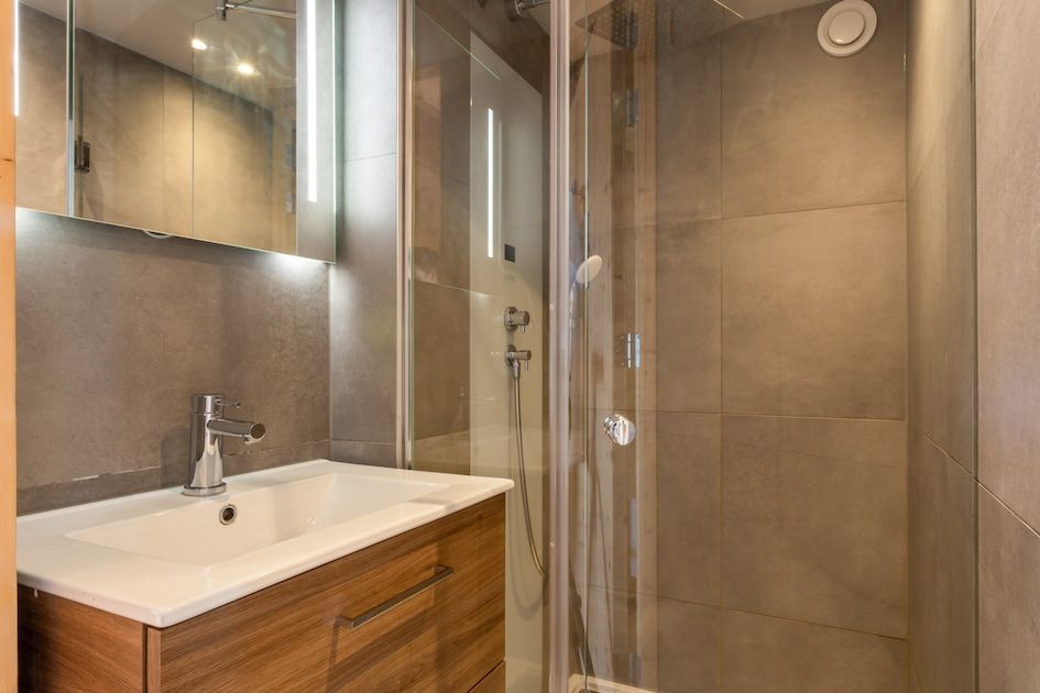 Moderne badkamer in ECO Cottage, een vakantiehuis in Ouddorp, Goeree-Overflakkee, Zuid-Holland, met stijlvolle douche en wastafel.