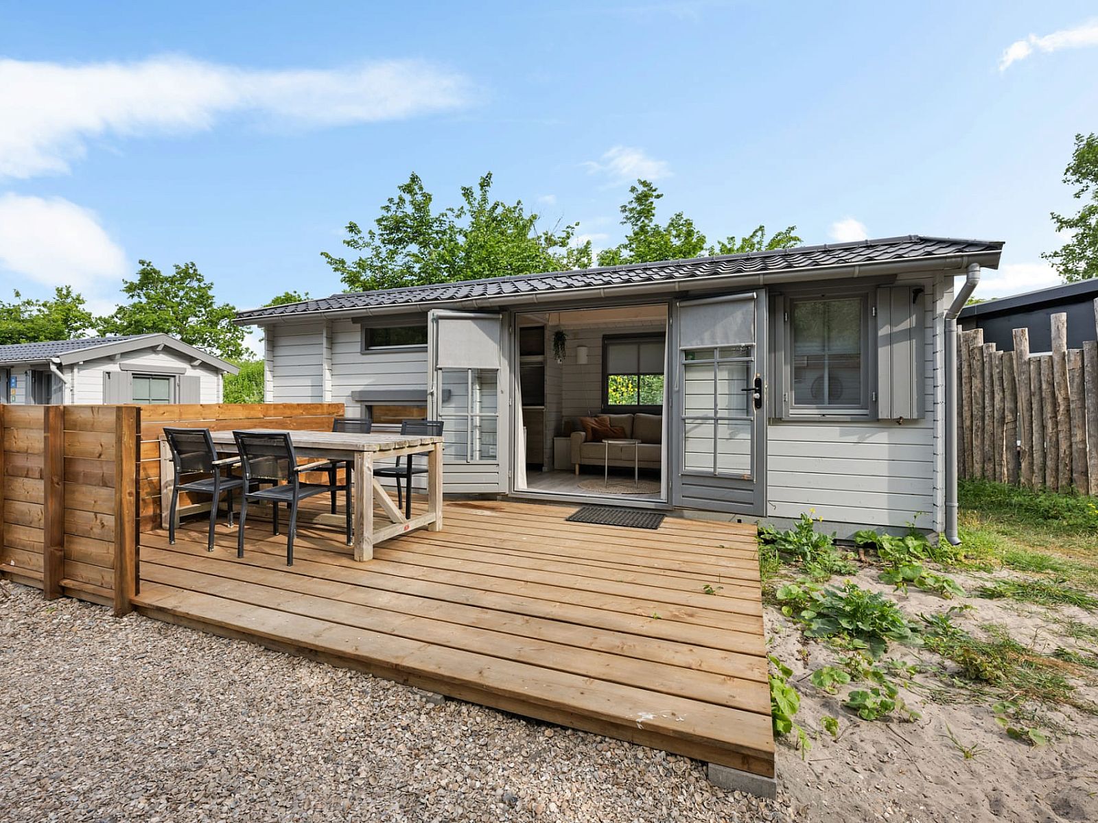 Veranda des Kampeerchalet de Zeekoet in Ouddorp, ideal fuer Mahlzeiten im Freien auf Goeree-Overflakkee, Suedholland.