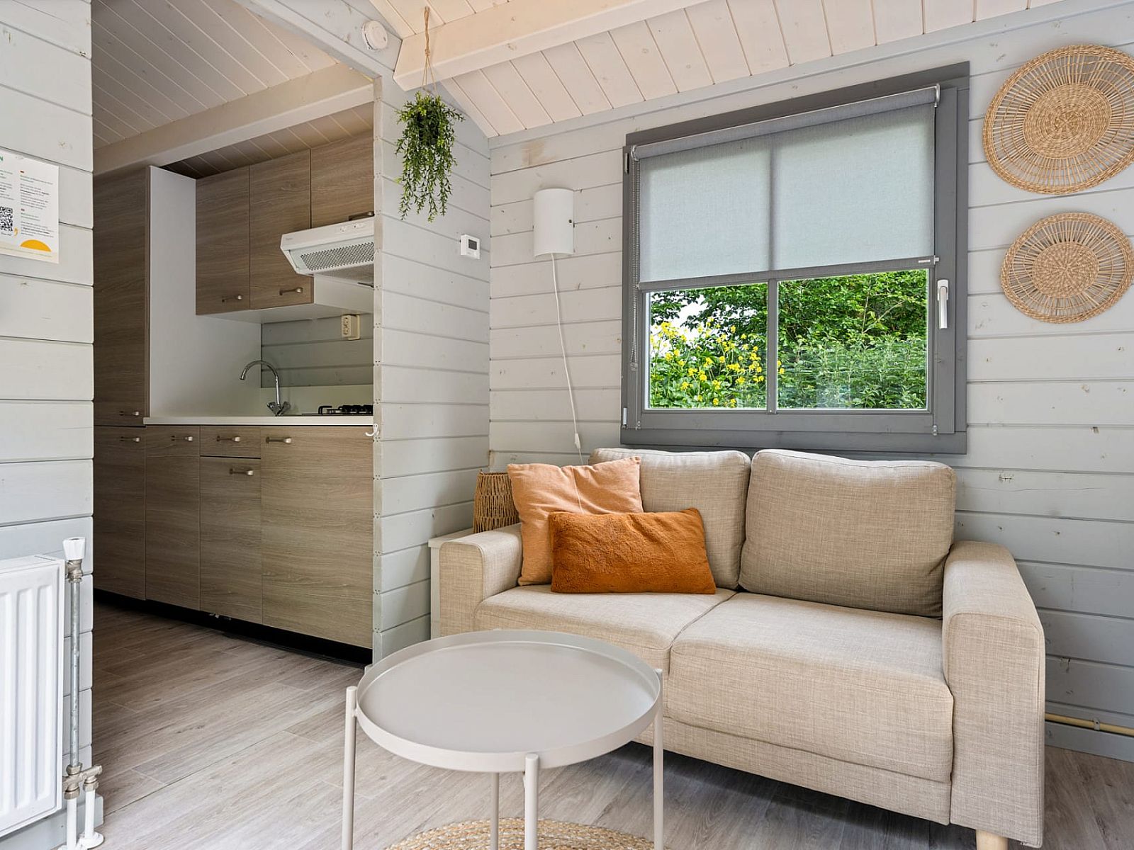 Gemuetliche Sitzecke im Camping Chalet de Zeekoet in Ouddorp mit Blick auf die Kueche und die Natur von Goeree-Overflakkee.
