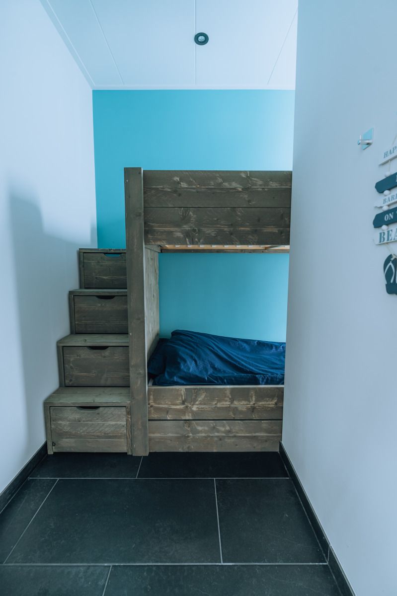 Stilvolle Sitzecke im Ferienhaus ZH414, Ouddorp, Goeree-Overflakkee, mit Flachbildfernseher und Kamin.