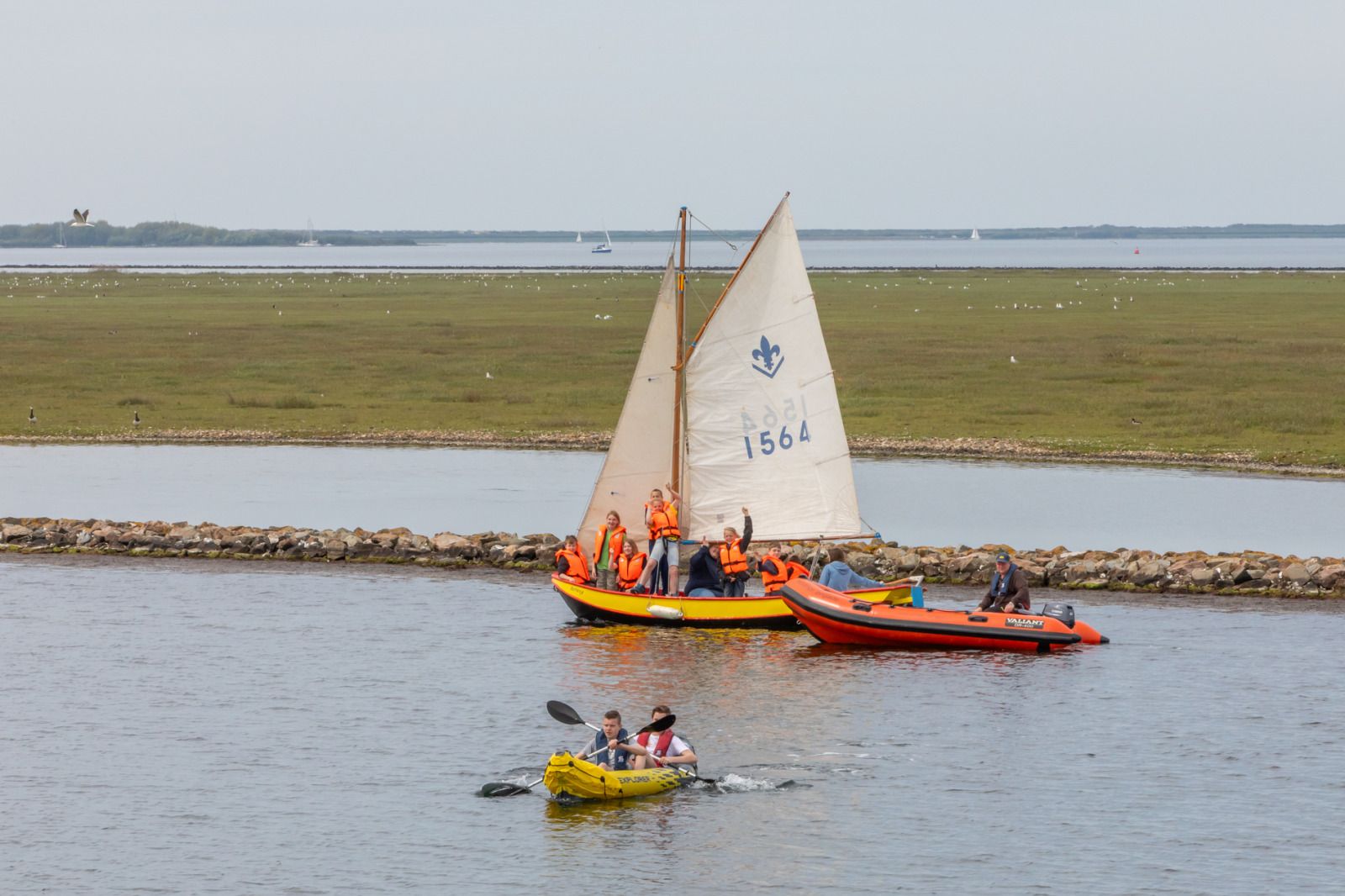 Eingang zum Ferienhaus ZH414 in Ouddorp, Goeree-Overflakkee, mit stimmungsvoller Dekoration.