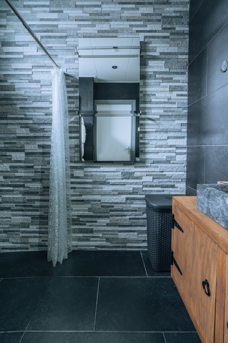 Privater Garten am Ferienhaus ZH414, Ouddorp, Goeree-Overflakkee, mit Sitzgelegenheit und gruener Umgebung.