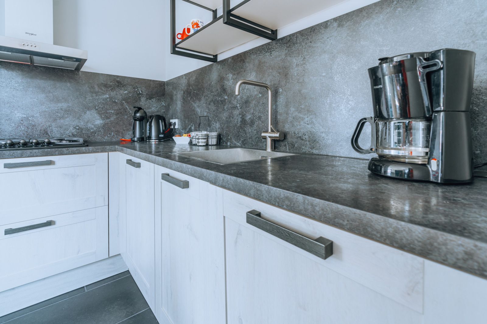 Einzigartiges Geschirr im Ferienhaus ZH414, Ouddorp, Goeree-Overflakkee, mit Fischmotiv.