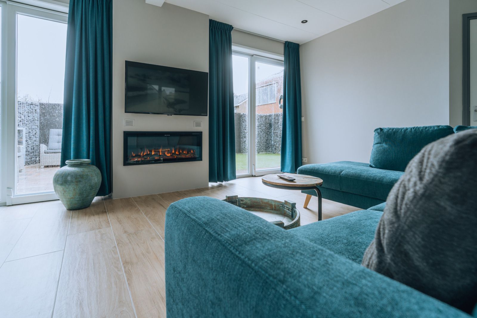 Schlafzimmer mit buntem Kleiderschrank im Ferienhaus ZH414, Ouddorp, Goeree-Overflakkee, ideal zum Entspannen.