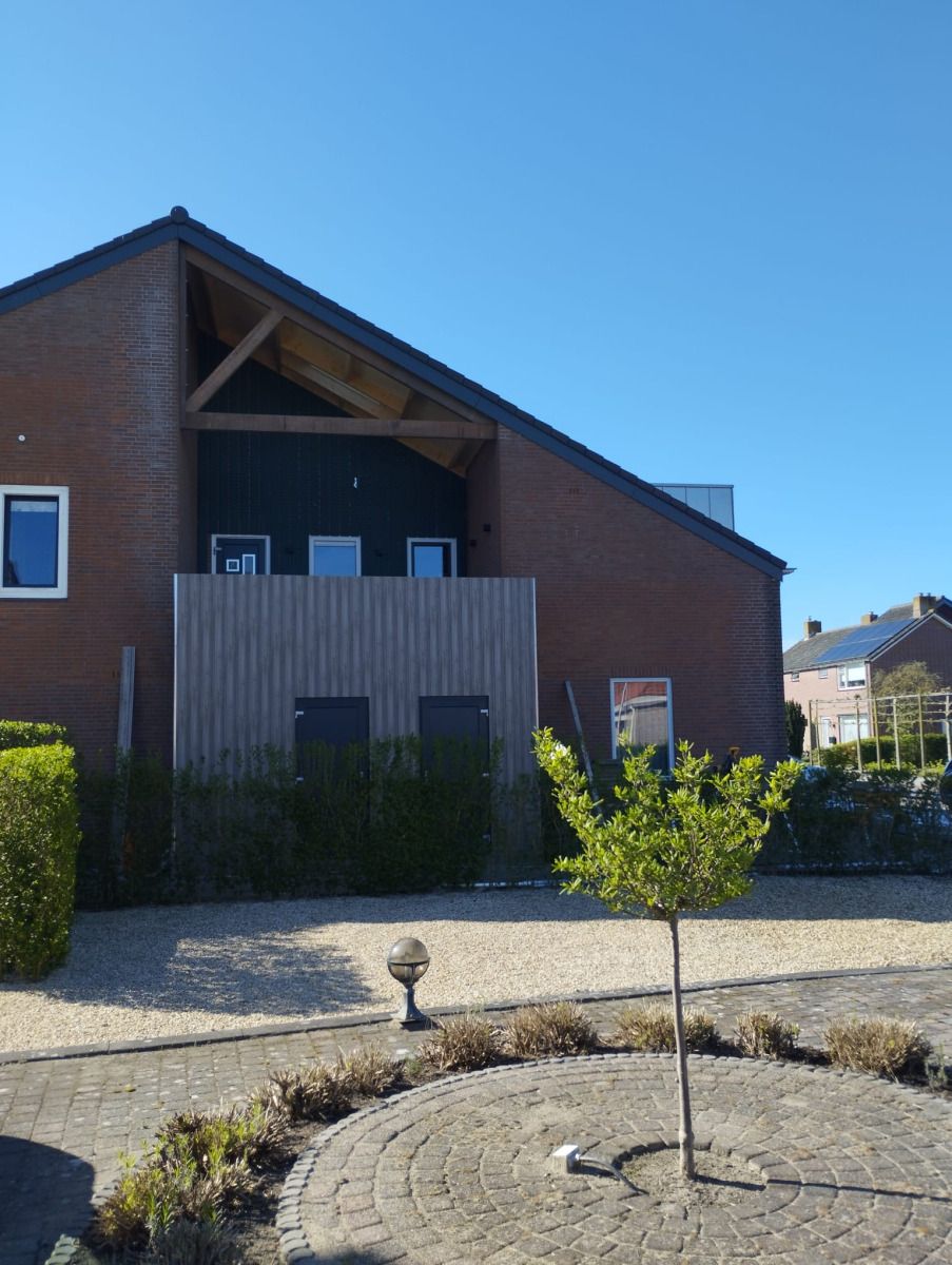 ZH415 vakantiehuis in Ouddorp, Goeree-Overflakkee, Zuid-Holland met moderne architectuur en groene omgeving.