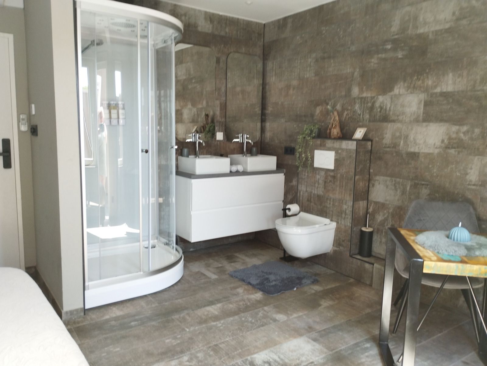 ZH415 vakantiehuis in Ouddorp, Goeree-Overflakkee met jacuzzi en bamboe omheining voor privacy.