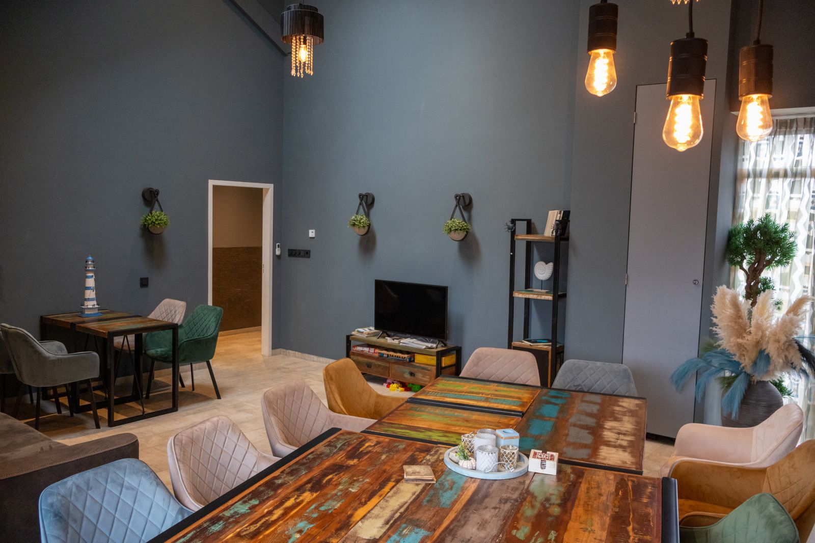 Haven in Ouddorp, Goeree-Overflakkee nabij ZH415 vakantiehuis, met boten en helderblauwe lucht.